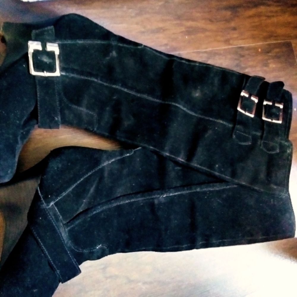 Black classy clasp boots with wedge